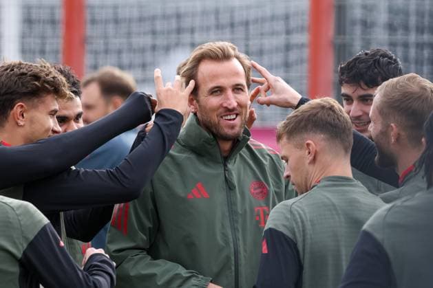 Die Spieler schnipsen das Ohr von Harry Kane (FC Bayern Muenchen, 09), Tom Bischof (FC Bayern Muenchen, 20) mit Luis Diaz (FC Bayern Muenchen, 14) und Joshua Kimmich (FC Bayern Muenchen, 06), mit Josip Stanisic (FC Bayern Muenchen, 44) und Aleksandar Pavlovic (FC Bayern Muenchen, 45) mit Konrad Laimer (FC Bayern Muenchen, 27), GER, Abschlusstraining, FC Bayern Muenchen, Fussball, UEFA Champions League, Liga-Phase, 4. Spieltag, Saison 2025 2026, 03.11.2025, GER, Abschlusstraining, FC Bayern Muenchen, Fussball, UEFA Champions League, Liga-Phase, 4. Spieltag, Saison 2025 2026, 03.11.2025 Muenchen Copyright: xEibner-Pressefoto JennixMaulx EP_JML