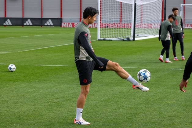 Hiroki Ito (FC Bayern Muenchen, 21) mit Ball, GER, Abschlusstraining, FC Bayern Muenchen, Fussball, UEFA Champions League, Liga-Phase, 4. Spieltag, Saison 2025 2026, 03.11.2025, GER, Abschlusstraining, FC Bayern Muenchen, Fussball, UEFA Champions League, Liga-Phase, 4. Spieltag, Saison 2025 2026, 03.11.2025 Muenchen Copyright: xEibner-Pressefoto JennixMaulx EP_JML