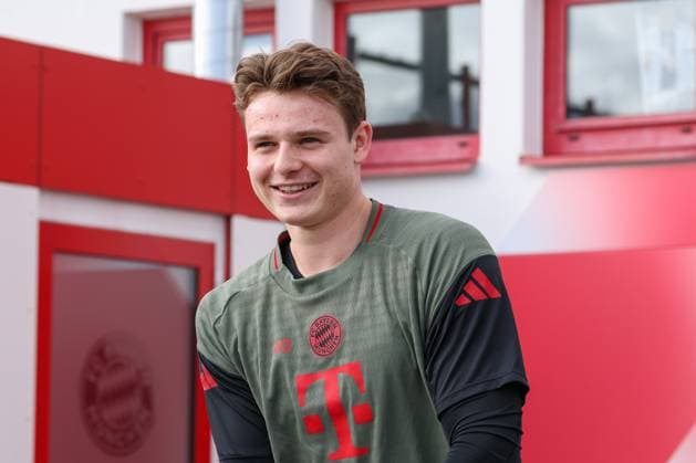 Jonas Urbig (FC Bayern Muenchen, 40) lacht, GER, Abschlusstraining, FC Bayern Muenchen, Fussball, UEFA Champions League, Liga-Phase, 4. Spieltag, Saison 2025 2026, 03.11.2025, GER, Abschlusstraining, FC Bayern Muenchen, Fussball, UEFA Champions League, Liga-Phase, 4. Spieltag, Saison 2025 2026, 03.11.2025 Muenchen Copyright: xEibner-Pressefoto JennixMaulx EP_JML