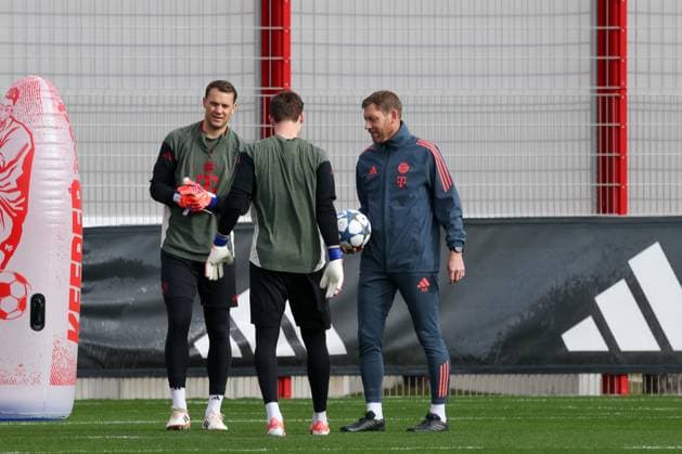 Manuel Neuer (FC Bayern Muenchen, 01) mit Jonas Urbig (FC Bayern Muenchen, 40) und Michael Rechner (FC Bayern Muenchen, Torwarttrainer), GER, Abschlusstraining, FC Bayern Muenchen, Fussball, UEFA Champions League, Liga-Phase, 4. Spieltag, Saison 2025 2026, 03.11.2025, GER, Abschlusstraining, FC Bayern Muenchen, Fussball, UEFA Champions League, Liga-Phase, 4. Spieltag, Saison 2025 2026, 03.11.2025 Muenchen Copyright: xEibner-Pressefoto JennixMaulx EP_JML