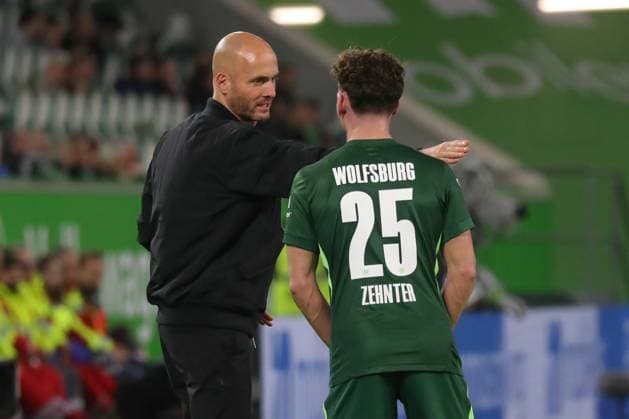 02.11.2025, xgox, Fussball 1. Bundesliga, VfL Wolfsburg - TSG 1899 Hoffenheim emspor, v.l. Paul Simonis (Wolfsburg, Trainer), Aaron Zehnter (Wolfsburg, 25) gibt Anweisungen, gestikuliert mit den Armen, gesticulate, gives instructions (DFL DFB REGULATIONS PROHIBIT ANY USE OF PHOTOGRAPHS as IMAGE SEQUENCES and or QUASI-VIDEO) Wolfsburg