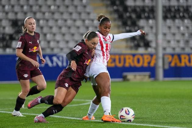 Gina Chmielinski (RB Leipzig, 10) im Zweikampf mit Aurà lie Csillag Aurelie Csillag (SC Freiburg, 17) , Deutschland, Fussball, GooglePixel Frauen-Bundesliga, 8.Spieltag, 2025 2026, SC Freiburg vs. RB Leipzig, 03.11.2025, Dreisamstadion, Freiburg, Deutschland DFB REGULATIONS PROHIBIT ANY USE OF PHOTOGRAPHS AS IMAGE SEQUENCES AND OR QUASI-VIDEO. Freiburg Dreisamstadion Baden-Wuerttemberg Deutschland Copyright: xArnexAmbergx