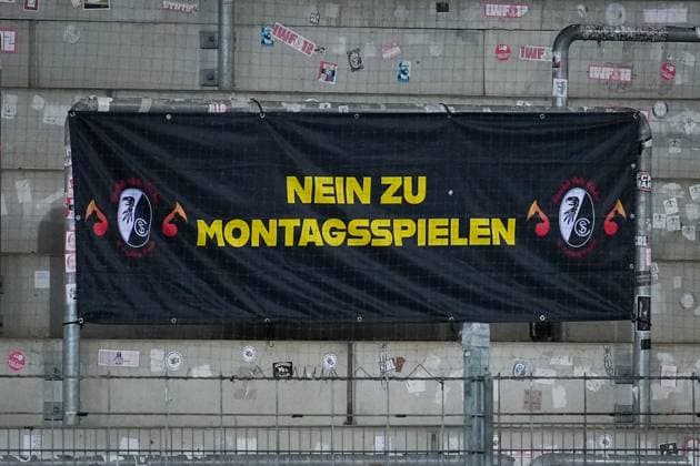 Fussball, Google Pixel Frauen-Bundesliga, 8 .Spieltag, 2025 2026, SC Freiburg vs. RB Leipzig, 03.11.2025, Dreisamstadion, Freiburg,: Banner, Plakat, Nein zu Montagspielen, Freiburg Dreisamstadion Baden-Württemberg Deutschland Copyright: xFINLEYxMÖRCHx