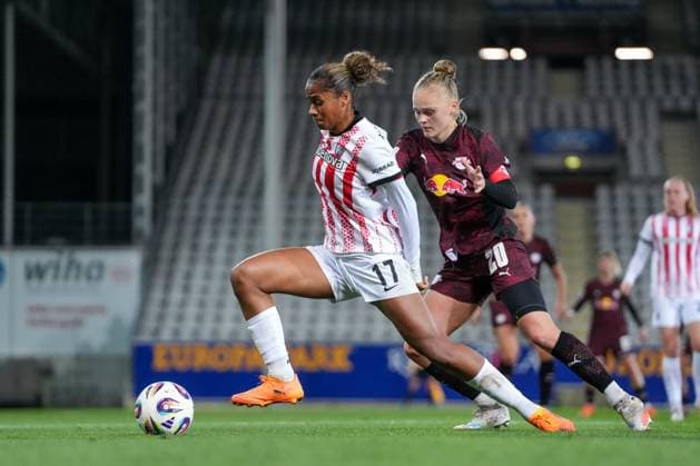 Aurà lie Csillag Aurelie Csillag (SC Freiburg, 17) im Zweikampf mit Victoria Krug (RB Leipzig, 20) , Deutschland, Fussball, GooglePixel Frauen-Bundesliga, 8.Spieltag, 2025 2026, SC Freiburg vs. RB Leipzig, 03.11.2025, Dreisamstadion, Freiburg, Deutschland DFB REGULATIONS PROHIBIT ANY USE OF PHOTOGRAPHS AS IMAGE SEQUENCES AND OR QUASI-VIDEO. Freiburg Dreisamstadion Baden-Wuerttemberg Deutschland Copyright: xArnexAmbergx