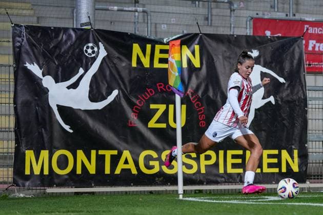 Selina Vobian (SC Freiburg, 10) beim Eckball, im Hintergrund ein Banner der Fans gegen Montagsspiele , Deutschland, Fussball, GooglePixel Frauen-Bundesliga, 8.Spieltag, 2025 2026, SC Freiburg vs. RB Leipzig, 03.11.2025, Dreisamstadion, Freiburg, Deutschland DFB REGULATIONS PROHIBIT ANY USE OF PHOTOGRAPHS AS IMAGE SEQUENCES AND OR QUASI-VIDEO. Freiburg Dreisamstadion Baden-Wuerttemberg Deutschland Copyright: xArnexAmbergx