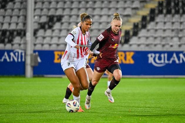 Aurelie Csillag (SC Freiburg Frauen, 17) am Ball und im Duell mit Victoria Krug (RB Leipzig, 20) GER, SC Freiburg - RB Leipzig, Frauen-Fussball, Google Pixel Frauen-Bundesliga, 8. Spieltag, Saison 2025 2026, 03.11.2025 DFB REGULATIONS PROHIBIT ANY USE OF PHOTOGRAPHS AS IMAGE SEQUENCES AND OR QUASI-VIDEO GER, SC Freiburg - RB Leipzig, Frauen-Fussball, Google Pixel Frauen-Bundesliga, 8. Spieltag, Saison 2025 2026, 03.11.2025 Freiburg Copyright: xEibner-Pressefoto ThomasxHessx EP_THS