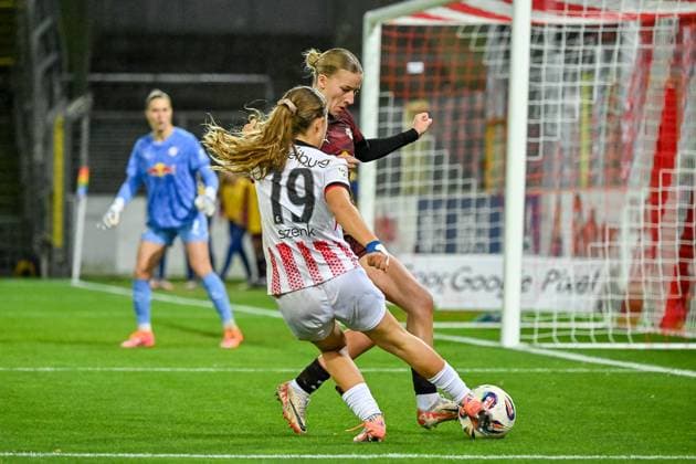 Nia Szenk (SC Freiburg Frauen, 19) am Ball vor Marlene Mueller (RB Leipzig, 27) GER, SC Freiburg - RB Leipzig, Frauen-Fussball, Google Pixel Frauen-Bundesliga, 8. Spieltag, Saison 2025 2026, 03.11.2025 DFB REGULATIONS PROHIBIT ANY USE OF PHOTOGRAPHS AS IMAGE SEQUENCES AND OR QUASI-VIDEO GER, SC Freiburg - RB Leipzig, Frauen-Fussball, Google Pixel Frauen-Bundesliga, 8. Spieltag, Saison 2025 2026, 03.11.2025 Freiburg Copyright: xEibner-Pressefoto ThomasxHessx EP_THS