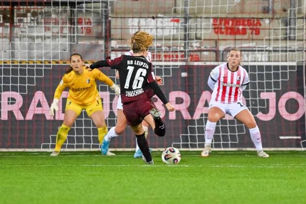 Szene zum Tor zum 0:3 durch Annabel Schasching (RB Leipzig, 16) GER, SC Freiburg - RB Leipzig, Frauen-Fussball, Google Pixel Frauen-Bundesliga, 8. Spieltag, Saison 2025 2026, 03.11.2025 DFB REGULATIONS PROHIBIT ANY USE OF PHOTOGRAPHS AS IMAGE SEQUENCES AND OR QUASI-VIDEO GER, SC Freiburg - RB Leipzig, Frauen-Fussball, Google Pixel Frauen-Bundesliga, 8. Spieltag, Saison 2025 2026, 03.11.2025 Freiburg Copyright: xEibner-Pressefoto ThomasxHessx EP_THS