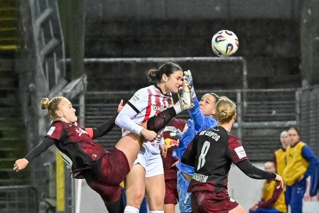 Szene zum Tor zum 1:3 durch Svenja Foelmli (SC Freiburg Frauen, 09) GER, SC Freiburg - RB Leipzig, Frauen-Fussball, Google Pixel Frauen-Bundesliga, 8. Spieltag, Saison 2025 2026, 03.11.2025 DFB REGULATIONS PROHIBIT ANY USE OF PHOTOGRAPHS AS IMAGE SEQUENCES AND OR QUASI-VIDEO GER, SC Freiburg - RB Leipzig, Frauen-Fussball, Google Pixel Frauen-Bundesliga, 8. Spieltag, Saison 2025 2026, 03.11.2025 Freiburg Copyright: xEibner-Pressefoto ThomasxHessx EP_THS