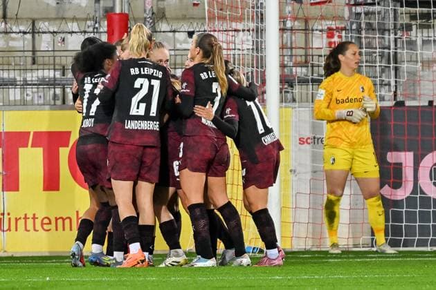 Jubel zum Tor zum 1:4 durch Lisa Baum (RB Leipzig, 11) GER, SC Freiburg - RB Leipzig, Frauen-Fussball, Google Pixel Frauen-Bundesliga, 8. Spieltag, Saison 2025 2026, 03.11.2025 DFB REGULATIONS PROHIBIT ANY USE OF PHOTOGRAPHS AS IMAGE SEQUENCES AND OR QUASI-VIDEO GER, SC Freiburg - RB Leipzig, Frauen-Fussball, Google Pixel Frauen-Bundesliga, 8. Spieltag, Saison 2025 2026, 03.11.2025 Freiburg Copyright: xEibner-Pressefoto ThomasxHessx EP_THS