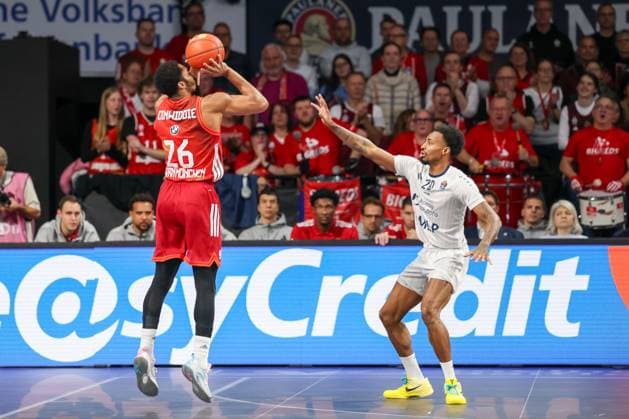 Spencer Dinwiddie (FC Bayern Basketball, 26) beim Wurf mit Michael Weathers (MLP Academics Heidelberg, 20), GER, FC Bayern Basketball vs. MLP Academics Heidelberg, Basketball, easycredit Basketball Bundesliga, 6. Spieltag, Saison 2025 2026, 03.11.2025, GER, FC Bayern Basketball vs. MLP Academics Heidelberg, Basketball, easycredit Basketball Bundesliga, 6. Spieltag, Saison 2025 2026, 03.11.2025 Muenchen Copyright: xEibner-Pressefoto JennixMaulx EP_JML