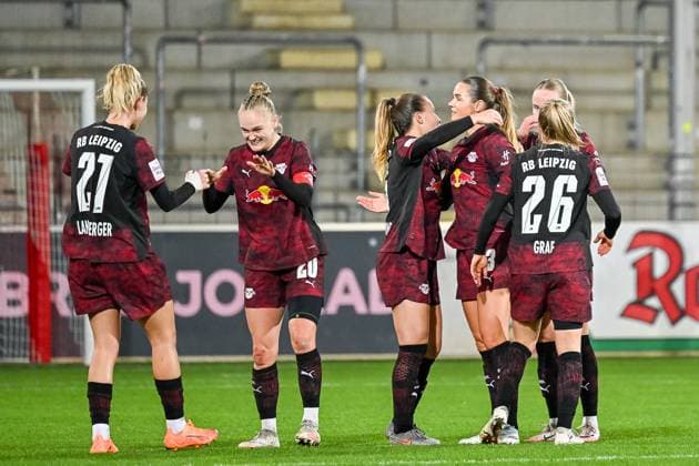 Jubel Freude und Emotionen nach Spielende bei RB Leipzig mit Julia Landenberger (RB Leipzig, 21), Victoria Krug (RB Leipzig, 20), Annabel Schasching (RB Leipzig, 16) , Andrea Norheim (RB Leipzig, 03) , Luca Graf (RB Leipzig, 26) GER, SC Freiburg - RB Leipzig, Frauen-Fussball, Google Pixel Frauen-Bundesliga, 8. Spieltag, Saison 2025 2026, 03.11.2025 DFB REGULATIONS PROHIBIT ANY USE OF PHOTOGRAPHS AS IMAGE SEQUENCES AND OR QUASI-VIDEO GER, SC Freiburg - RB Leipzig, Frauen-Fussball, Google Pixel Frauen-Bundesliga, 8. Spieltag, Saison 2025 2026, 03.11.2025 Freiburg Copyright: xEibner-Pressefoto ThomasxHessx EP_THS