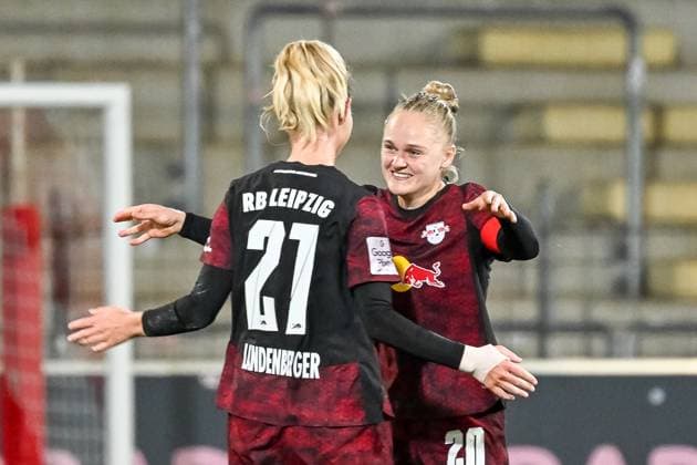 Julia Landenberger (RB Leipzig, 21), Victoria Krug (RB Leipzig, 20) freuen sich ueber den Sieg in Freiburg. GER, SC Freiburg - RB Leipzig, Frauen-Fussball, Google Pixel Frauen-Bundesliga, 8. Spieltag, Saison 2025 2026, 03.11.2025 DFB REGULATIONS PROHIBIT ANY USE OF PHOTOGRAPHS AS IMAGE SEQUENCES AND OR QUASI-VIDEO GER, SC Freiburg - RB Leipzig, Frauen-Fussball, Google Pixel Frauen-Bundesliga, 8. Spieltag, Saison 2025 2026, 03.11.2025 Freiburg Copyright: xEibner-Pressefoto ThomasxHessx EP_THS