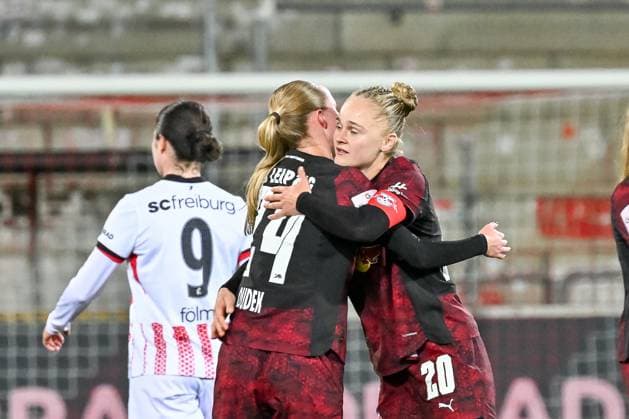 Jubel Freude und Emotionen nach Spielende bei RB Leipzig mit Marleen Schimmer (RB Leipzig, 14), Victoria Krug (RB Leipzig, 20) GER, SC Freiburg - RB Leipzig, Frauen-Fussball, Google Pixel Frauen-Bundesliga, 8. Spieltag, Saison 2025 2026, 03.11.2025 DFB REGULATIONS PROHIBIT ANY USE OF PHOTOGRAPHS AS IMAGE SEQUENCES AND OR QUASI-VIDEO GER, SC Freiburg - RB Leipzig, Frauen-Fussball, Google Pixel Frauen-Bundesliga, 8. Spieltag, Saison 2025 2026, 03.11.2025 Freiburg Copyright: xEibner-Pressefoto ThomasxHessx EP_THS