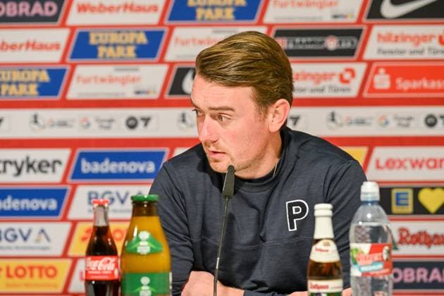 Jonas Stephan (RB Leipzig, Cheftrainer) bei der Pressekonferenz. GER, SC Freiburg - RB Leipzig, Frauen-Fussball, Google Pixel Frauen-Bundesliga, 8. Spieltag, Saison 2025 2026, 03.11.2025 DFB REGULATIONS PROHIBIT ANY USE OF PHOTOGRAPHS AS IMAGE SEQUENCES AND OR QUASI-VIDEO GER, SC Freiburg - RB Leipzig, Frauen-Fussball, Google Pixel Frauen-Bundesliga, 8. Spieltag, Saison 2025 2026, 03.11.2025 Freiburg Copyright: xEibner-Pressefoto ThomasxHessx EP_THS