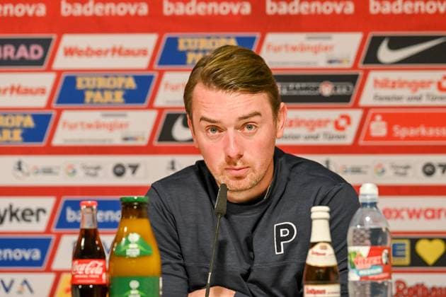 Jonas Stephan (RB Leipzig, Cheftrainer) bei der Pressekonferenz. GER, SC Freiburg - RB Leipzig, Frauen-Fussball, Google Pixel Frauen-Bundesliga, 8. Spieltag, Saison 2025 2026, 03.11.2025 DFB REGULATIONS PROHIBIT ANY USE OF PHOTOGRAPHS AS IMAGE SEQUENCES AND OR QUASI-VIDEO GER, SC Freiburg - RB Leipzig, Frauen-Fussball, Google Pixel Frauen-Bundesliga, 8. Spieltag, Saison 2025 2026, 03.11.2025 Freiburg Copyright: xEibner-Pressefoto ThomasxHessx EP_THS