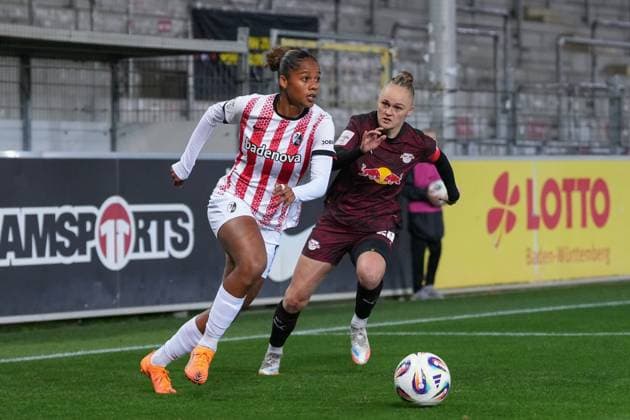 Aurà lie Csillag Aurelie Csillag (SC Freiburg, 17) im Zweikampf mit Victoria Krug (RB Leipzig, 20) , Deutschland, Fussball, GooglePixel Frauen-Bundesliga, 8.Spieltag, 2025 2026, SC Freiburg vs. RB Leipzig, 03.11.2025, Dreisamstadion, Freiburg, Deutschland DFB REGULATIONS PROHIBIT ANY USE OF PHOTOGRAPHS AS IMAGE SEQUENCES AND OR QUASI-VIDEO. Freiburg Dreisamstadion Baden-Wuerttemberg Deutschland Copyright: xArnexAmbergx