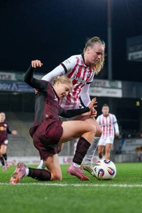 Emilia Kiaer Ãsgeirsdottir Emilia Kiaer Asgeirsdottir (RB Leipzig, 08) im Zweikampf mit Luca Birkholz (SC Freiburg, 23) , Deutschland, Fussball, GooglePixel Frauen-Bundesliga, 8.Spieltag, 2025 2026, SC Freiburg vs. RB Leipzig, 03.11.2025, Dreisamstadion, Freiburg, Deutschland DFB REGULATIONS PROHIBIT ANY USE OF PHOTOGRAPHS AS IMAGE SEQUENCES AND OR QUASI-VIDEO. Freiburg Dreisamstadion Baden-Wuerttemberg Deutschland Copyright: xArnexAmbergx