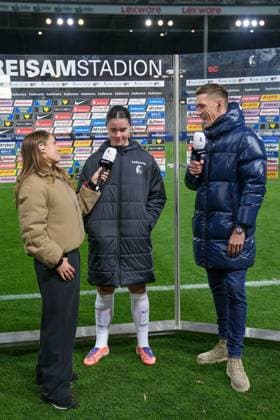 Svenja Fölmli Svenja Foelmli (SC Freiburg, 09) und Nils Petersen , Deutschland, Fussball, GooglePixel Frauen-Bundesliga, 8.Spieltag, 2025 2026, SC Freiburg vs. RB Leipzig, 03.11.2025, Dreisamstadion, Freiburg, Deutschland DFB REGULATIONS PROHIBIT ANY USE OF PHOTOGRAPHS AS IMAGE SEQUENCES AND OR QUASI-VIDEO. Freiburg Dreisamstadion Baden-Wuerttemberg Deutschland Copyright: xArnexAmbergx