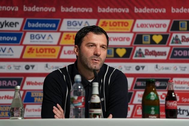 Edmond Kapllani (SC Freiburg, Trainer) bei der PK , Deutschland, Fussball, GooglePixel Frauen-Bundesliga, 8.Spieltag, 2025 2026, SC Freiburg vs. RB Leipzig, 03.11.2025, Dreisamstadion, Freiburg, Deutschland DFB REGULATIONS PROHIBIT ANY USE OF PHOTOGRAPHS AS IMAGE SEQUENCES AND OR QUASI-VIDEO. Freiburg Dreisamstadion Baden-Wuerttemberg Deutschland Copyright: xArnexAmbergx
