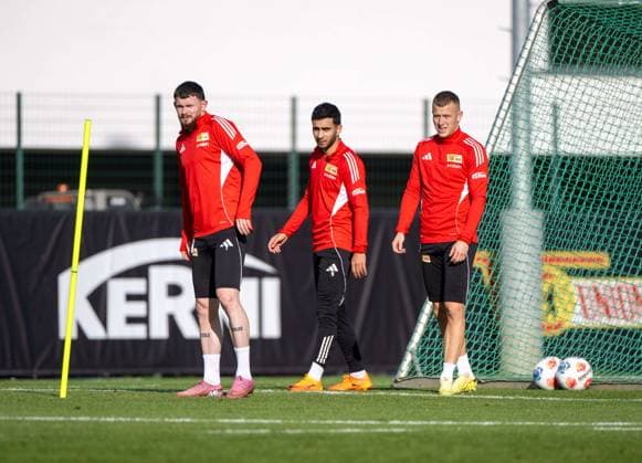 Fußball, Herren, Saison 2025 2026, 1. Bundesliga, 1. FC Union Berlin, Training, v. l. Oliver Burke (1. FC Union Berlin), Livan Burcu (1. FC Union Berlin), Tim Skarke (1. FC Union Berlin), 04.11. 2025, Copyright: xMatthiasxKochx
