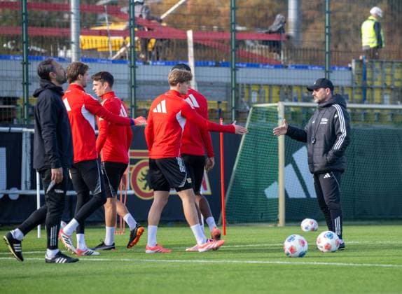 Fußball, Herren, Saison 2025 2026, 1. Bundesliga, 1. FC Union Berlin, Training, v. l. Co-Trainer Danilo de Souza (1. FC Union Berlin), Torhüter Frederik Rönnow (1. FC Union Berlin), Janik Haberer (1. FC Union Berlin), Aljoscha Kemlein (1. FC Union Berlin), Ilyas Ansah (1. FC Union Berlin), Trainer Steffen Baumgart (1. FC Union Berlin), 04.11. 2025, Copyright: xMatthiasxKochx