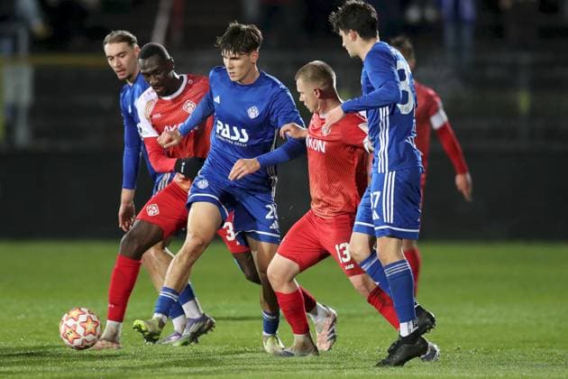 04.11.2025, xjcx, Herren, Fussball, Saison 2025 2026, BFV-Verbandspokal, Viertelfinale: FC Wuerzburger Kickers - SV Viktoria Aschaffenburg Tarsis Bonga ( 30, FC Würzburger Kickers), Justin Berg ( 20, SV Viktoria Aschaffenburg), Philipp Ochs ( 13, FC Würzburger Kickers), Patrick Seitz ( 37, SV Viktoria Aschaffenburg) Wuerzburg FLYERALARM Arena Bayern Deutschland