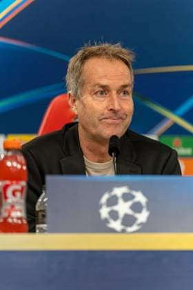 Kasper Hjulmand (Bayer Leverkusen, Trainer), Pressekonferenz, Mediaday, Interview, POR, Benfica Lissabon vs. Bayer 04 Leverkusen, Fussball, UEFA Champions League, Spieltag 4, Medientag, Spielzeit 2025 2026, 04.11.2025, POR, Benfica Lissabon vs. Bayer 04 Leverkusen, Fussball, UEFA Champions League, Spieltag 4, Medientag, Spielzeit 2025 2026, 04.11.2025, Lissabon Copyright: xEibner-Pressefoto EdwardxCheungx EP_ECG