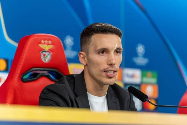Alejandro Grimaldo (Bayer Leverkusen, 20), Mediaday, Interview, Pressekonferenz, POR, Benfica Lissabon vs. Bayer 04 Leverkusen, Fussball, UEFA Champions League, Spieltag 4, Medientag, Spielzeit 2025 2026, 04.11.2025, POR, Benfica Lissabon vs. Bayer 04 Leverkusen, Fussball, UEFA Champions League, Spieltag 4, Medientag, Spielzeit 2025 2026, 04.11.2025, Lissabon Copyright: xEibner-Pressefoto EdwardxCheungx EP_ECG