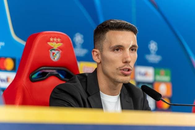 Alejandro Grimaldo (Bayer Leverkusen, 20), Mediaday, Interview, Pressekonferenz, POR, Benfica Lissabon vs. Bayer 04 Leverkusen, Fussball, UEFA Champions League, Spieltag 4, Medientag, Spielzeit 2025 2026, 04.11.2025, POR, Benfica Lissabon vs. Bayer 04 Leverkusen, Fussball, UEFA Champions League, Spieltag 4, Medientag, Spielzeit 2025 2026, 04.11.2025, Lissabon Copyright: xEibner-Pressefoto EdwardxCheungx EP_ECG