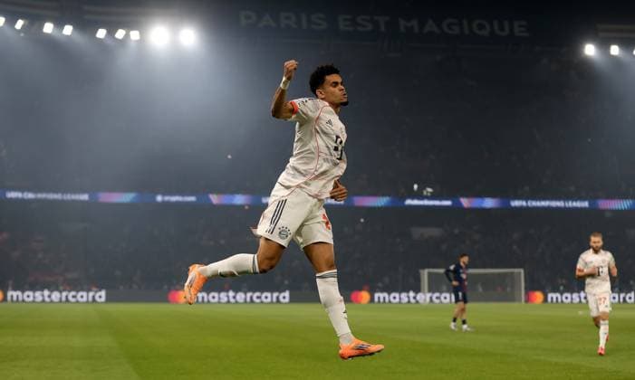. - Paris Saint Germain v FC Bayern Munich, MD4, UEFA Champions League, League Phase, Parc Des Princes Stadium, Paris, France. - 4th November 2025. (C) Daniel Weir Crystal Pix GOAL 1-0. Luis Diaz of Bayern Munich goal celebration after scoring to put Bayern Munich 1-0 ahead. - Paris Saint Germain v FC Bayern Munich, MD4, UEFA Champions League, League Phase, Parc Des Princes Stadium, Paris, France. - 4th November 2025. (C) Daniel Weir Crystal Pix Paris Parc Des Princes Stadium France Copyright: xDanielxWeirx CP_PSG_Bayern_Munich_041125_DW_21