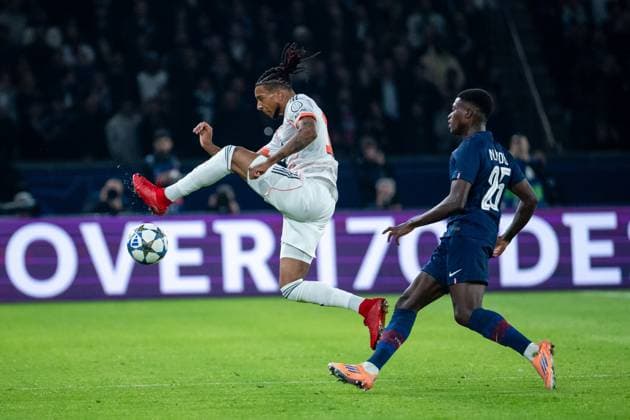 Michael Olise (FC Bayern Muenchen, 17) im Zweikampf mit Nuno Mendes (Paris Saint Germain, 25), GER, Paris Saint Germain vs FC Bayern Muenchen, Fussball, UEFA Champions League, Ligaphase, 4. Spieltag, Saison 2025 2026, 04.11.2025 GER, Paris Saint Germain vs FC Bayern Muenchen, Fussball, UEFA Champions League, Ligaphase, 4. Spieltag, Saison 2025 2026, 04.11.2025 Paris Copyright: xEibner-Pressefoto Memmlerx EP_MMR