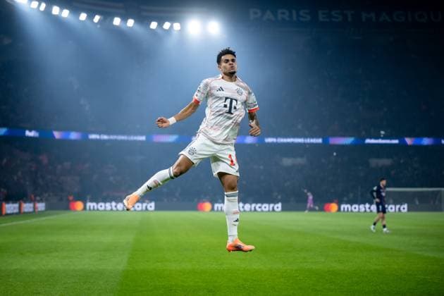 Luis Diaz (FC Bayern Muenchen, 14) jubelt ueber das Tor zum 0:1, GER, Paris Saint Germain vs FC Bayern Muenchen, Fussball, UEFA Champions League, Ligaphase, 4. Spieltag, Saison 2025 2026, 04.11.2025 GER, FC Bayern Muenchen vs Paris Saint Germain, Fussball, UEFA Champions League, Ligaphase, 4. Spieltag, Saison 2025 2026, 04.11.2025 Paris Copyright: xEibner-Pressefoto Memmlerx EP_MMR