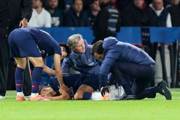Achraf Hakimi (Paris Saint-Germain) liegt verletzt auf dem Rasen, UEFA Champions League 2025 26 League Phase MD4, Paris Saint-Germain v FC Bayern München, Parc des Princes am 04. November 2025 in Paris, Frankreich. (Foto von Marco Steinbrenner DeFodi Images) Achraf Hakimi (Paris Saint-Germain) is lying injured on the grass, UEFA Champions League 2025 26 League Phase MD4, Paris Saint-Germain v FC Bayern München, Parc des Princes, November 4, 2025 in Paris, France. (Photo by Marco Steinbrenner DeFodi Images) Achraf Hakimi Paris Saint Germain is lying injured on the grass, UEFA Champions League 2025 26 League Phase MD4, Paris Saint Germain v FC Bayern München, Parc des Princes on November 04, 2025 in Paris, France Photo by Marco Steinbrenner DeFodi Images Achraf Hakimi Paris Saint Germain is lying injured on the grass, UEFA Champions League 2025 26 League Phase MD4, Paris Saint Germain v FC Bayern München, Parc des Princes, November 4, 2025 in Paris, France Photo by Marco Steinbrenner DeFodi Images