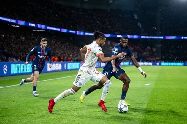 Michael Olise (FC Bayern Muenchen, 17) im Zweikampf mit Willian Pacho (Paris Saint Germain, 51), GER, Paris Saint Germain vs FC Bayern Muenchen, Fussball, UEFA Champions League, Ligaphase, 4. Spieltag, Saison 2025 2026, 04.11.2025 GER, Paris Saint Germain vs FC Bayern Muenchen, Fussball, UEFA Champions League, Ligaphase, 4. Spieltag, Saison 2025 2026, 04.11.2025 Paris Copyright: xEibner-Pressefoto Memmlerx EP_MMR
