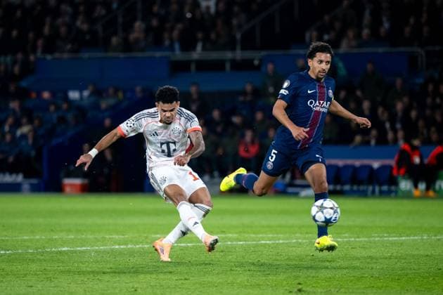 Luis Diaz (FC Bayern Muenchen, 14) trifft das Tor zum 0:2, dahinter Marquinhos (Paris Saint Germain, 05) , GER, Paris Saint Germain vs FC Bayern Muenchen, Fussball, UEFA Champions League, Ligaphase, 4. Spieltag, Saison 2025 2026, 04.11.2025 GER, Paris Saint Germain vs FC Bayern Muenchen, Fussball, UEFA Champions League, Ligaphase, 4. Spieltag, Saison 2025 2026, 04.11.2025 Paris Copyright: xEibner-Pressefoto Memmlerx EP_MMR