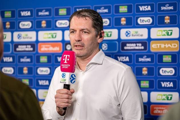 Ty Harrelson (Ratiopharm Ulm, Chef-Trainer) Interview Telekom Magenta Mikrofon Mimik Schwitzen angespannt vor dem Spiel, GER, ratiopharm ulm vs. London Lions, Basketball, 6. Runde, BKT EuroCup, Spielzeit 2025 2026, 05.11.2025, GER, ratiopharm ulm vs. London Lions, Basketball, 6. Runde, BKT EuroCup, Spielzeit 2025 2026, 05.11.2025 Neu-Ulm Copyright: xEibner-Pressefoto JanixPlessx EP_JPL