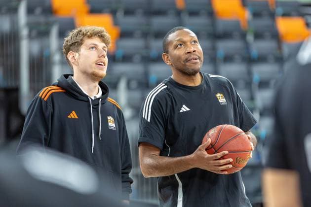 Felix Benderoth (Ratiopharm Ulm, Athletiktrainer) und Tyron McCoy (Ratiopharm Ulm, Co-Trainer) vor dem Spiel beim Warm Up froehlicher Blick nach oben mit Ball in der Hand, GER, ratiopharm ulm vs. London Lions, Basketball, 6. Runde, BKT EuroCup, Spielzeit 2025 2026, 05.11.2025, GER, ratiopharm ulm vs. London Lions, Basketball, 6. Runde, BKT EuroCup, Spielzeit 2025 2026, 05.11.2025 Neu-Ulm Copyright: xEibner-Pressefoto JanixPlessx EP_JPL