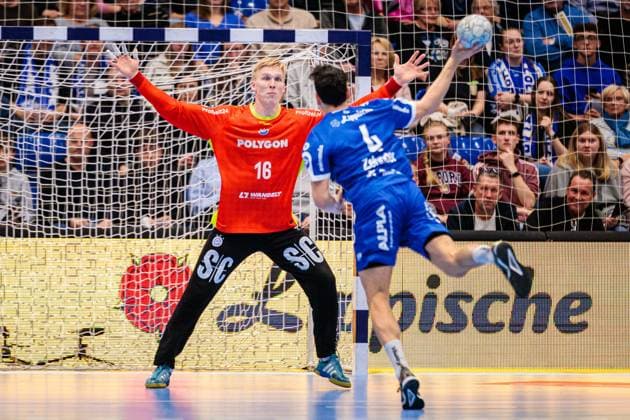 v.l. Bertram Obling (VfL Gummersbach, 16), Samuel Zehnder (TBV Lemgo Lippe, 04) beim Siebenmeter 7 Meter Wurf GER, TBV Lemgo Lippe vs. VfL Gummersbach, Handball, DHB-Pokal, 3. Spieltag, Spielzeit 2025 2026, 05.11.2025 GER, TBV Lemgo Lippe vs. VfL Gummersbach, Handball, DHB-Pokal, 3. Spieltag, Spielzeit 2025 2026, 05.11.2025 Lemgo Copyright: xEibner-Pressefoto JanxRollingerx EP_JSK