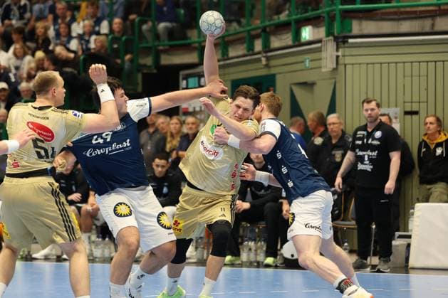 GER, 1.DHB-Pokal, Achtelfinale, bergischer HC vs. TSV Hannover-Burgdorf, 05.11.2025, Unihalle, Wuppertal, GER, 1.DHB-Pokal, Achtelfinale, bergischer HC vs. TSV Hannover-Burgdorf, , im Bild: Maxim Orlov (TSV Hannover-Burgdorf 11), im Zweikampf gegen Aron Seesing (BHC 49),