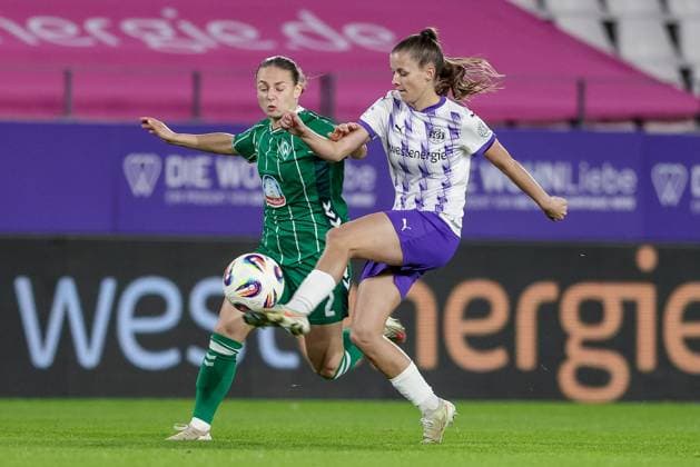 v.li.: Chiara D Angelo (SV Werder Bremen, 2) und Shari van Belle (SGS Essen, 14) im Zweikampf, Duell, Dynamik, Aktion, Action, Spielszene, DIE DFB-RICHTLINIEN UNTERSAGEN JEGLICHE NUTZUNG VON FOTOS ALS SEQUENZBILDER UND ODER VIDEOÄHNLICHE FOTOSTRECKEN. DFB REGULATIONS PROHIBIT ANY USE OF PHOTOGRAPHS AS IMAGE SEQUENCES AND OR QUASI-VIDEO., 05.11.2025, Essen (Deutschland), Fussball, Google Pixel Frauen-Bundesliga, SGS Essen - SV Werder Bremen