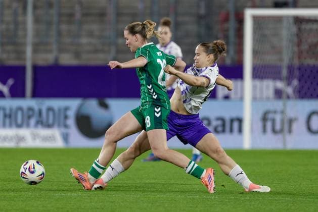 v.li.: Juliane Wirtz (SV Werder Bremen, 28) und Paulina Platner (SGS Essen, 25) im Zweikampf, Duell, Dynamik, Aktion, Action, Spielszene, DIE DFB-RICHTLINIEN UNTERSAGEN JEGLICHE NUTZUNG VON FOTOS ALS SEQUENZBILDER UND ODER VIDEOÄHNLICHE FOTOSTRECKEN. DFB REGULATIONS PROHIBIT ANY USE OF PHOTOGRAPHS AS IMAGE SEQUENCES AND OR QUASI-VIDEO., 05.11.2025, Essen (Deutschland), Fussball, Google Pixel Frauen-Bundesliga, SGS Essen - SV Werder Bremen