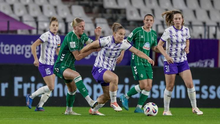 v.li.: Lina Hausicke (SV Werder Bremen, 18) und Paulina Platner (SGS Essen, 25) im Zweikampf, Duell, Dynamik, Aktion, Action, Spielszene, DIE DFB-RICHTLINIEN UNTERSAGEN JEGLICHE NUTZUNG VON FOTOS ALS SEQUENZBILDER UND ODER VIDEOÄHNLICHE FOTOSTRECKEN. DFB REGULATIONS PROHIBIT ANY USE OF PHOTOGRAPHS AS IMAGE SEQUENCES AND OR QUASI-VIDEO., 05.11.2025, Essen (Deutschland), Fussball, Google Pixel Frauen-Bundesliga, SGS Essen - SV Werder Bremen