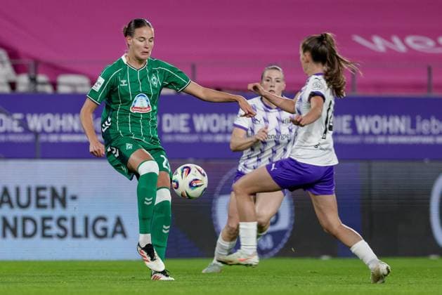 v.li.: Hanna Nemeth (SV Werder Bremen, 23) und Shari van Belle (SGS Essen, 14) im Zweikampf, Duell, Dynamik, Aktion, Action, Spielszene, DIE DFB-RICHTLINIEN UNTERSAGEN JEGLICHE NUTZUNG VON FOTOS ALS SEQUENZBILDER UND ODER VIDEOÄHNLICHE FOTOSTRECKEN. DFB REGULATIONS PROHIBIT ANY USE OF PHOTOGRAPHS AS IMAGE SEQUENCES AND OR QUASI-VIDEO., 05.11.2025, Essen (Deutschland), Fussball, Google Pixel Frauen-Bundesliga, SGS Essen - SV Werder Bremen