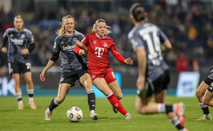 DEU, Frankfurt, Eintracht Frankfurt vs FC Köln, Google Pixel Frauen Bundesliga, DFB, Saison 2526, Stadion am Bretanobad, 9. Spieltag im Bild v.l.n.r: Amanda Ilestedt (Eintracht Frankfurt 13), Sandra Jessen (FC Köln 6), Zweikampf DFB DFL REGULATIONS PROHIBIT ANY USE OF PHOTOGRAPHS AS IMAGE SEQUENCES AND OR QUASI-VIDEO, 05.11.2025 Copyright: HMBxMedia HendrikxHamelau