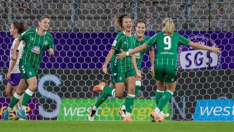 v.li.: Verena Wieder (SV Werder Bremen, 31), Torschützin Maja Sternad (SV Werder Bremen, 11), Hanna Nemeth (SV Werder Bremen, 23) und Medina Desic (SV Werder Bremen, 9) mit Torjubel, Jubel, jubeln, jubelt, optimistisch, Spielszene, Highlight, Freude über das Tor zum 0:1, DIE DFB-RICHTLINIEN UNTERSAGEN JEGLICHE NUTZUNG VON FOTOS ALS SEQUENZBILDER UND ODER VIDEOÄHNLICHE FOTOSTRECKEN. DFB REGULATIONS PROHIBIT ANY USE OF PHOTOGRAPHS AS IMAGE SEQUENCES AND OR QUASI-VIDEO., 05.11.2025, Essen (Deutschland), Fussball, Google Pixel Frauen-Bundesliga, SGS Essen - SV Werder Bremen