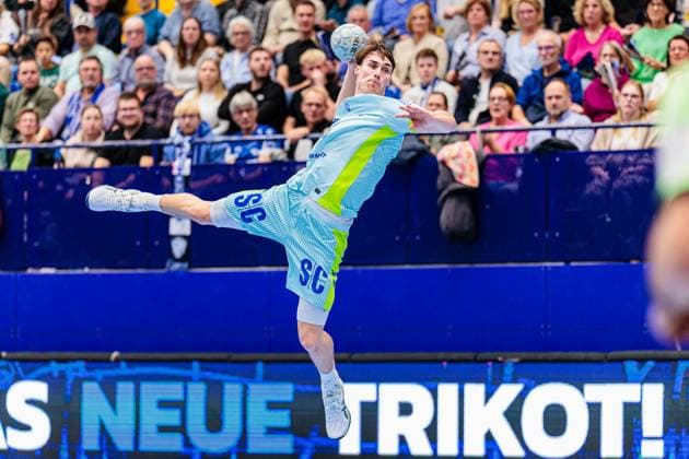 Miro Schluroff (VfL Gummersbach, 15) im Torwurf GER, TBV Lemgo Lippe vs. VfL Gummersbach, Handball, DHB-Pokal, 3. Spieltag, Spielzeit 2025 2026, 05.11.2025 GER, TBV Lemgo Lippe vs. VfL Gummersbach, Handball, DHB-Pokal, 3. Spieltag, Spielzeit 2025 2026, 05.11.2025 Lemgo Copyright: xEibner-Pressefoto JanxRollingerx EP_JSK