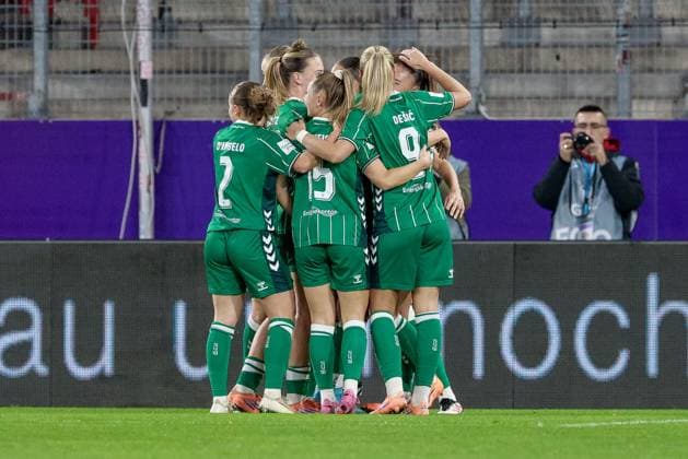 Spielerinnen des SV Werder Bremen mit Torjubel, Jubel, jubeln, jubelt, optimistisch, Spielszene, Highlight, Freude über das Tor zum 0:1, DIE DFB-RICHTLINIEN UNTERSAGEN JEGLICHE NUTZUNG VON FOTOS ALS SEQUENZBILDER UND ODER VIDEOÄHNLICHE FOTOSTRECKEN. DFB REGULATIONS PROHIBIT ANY USE OF PHOTOGRAPHS AS IMAGE SEQUENCES AND OR QUASI-VIDEO., 05.11.2025, Essen (Deutschland), Fussball, Google Pixel Frauen-Bundesliga, SGS Essen - SV Werder Bremen
