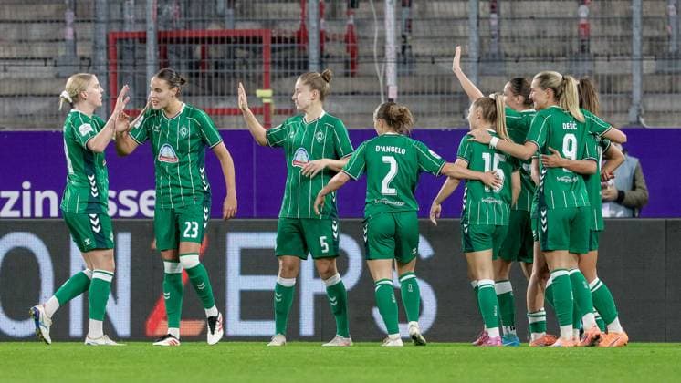 Spielerinnen des SV Werder Bremen mit Torjubel, Jubel, jubeln, jubelt, optimistisch, Spielszene, Highlight, Freude über das Tor zum 0:1, DIE DFB-RICHTLINIEN UNTERSAGEN JEGLICHE NUTZUNG VON FOTOS ALS SEQUENZBILDER UND ODER VIDEOÄHNLICHE FOTOSTRECKEN. DFB REGULATIONS PROHIBIT ANY USE OF PHOTOGRAPHS AS IMAGE SEQUENCES AND OR QUASI-VIDEO., 05.11.2025, Essen (Deutschland), Fussball, Google Pixel Frauen-Bundesliga, SGS Essen - SV Werder Bremen