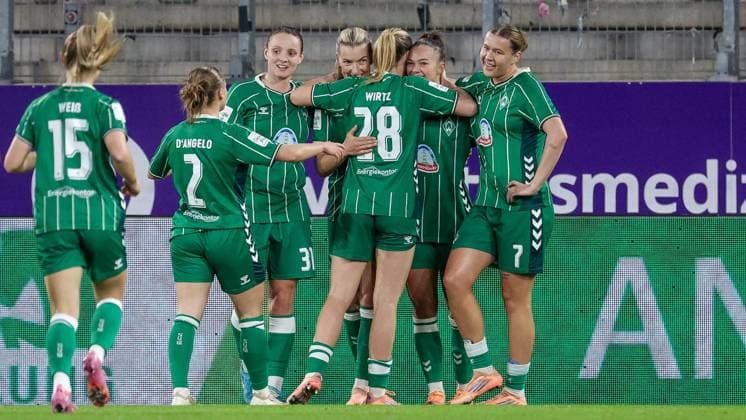 Spielerinnen des SV Werder Bremen mit Torjubel, Jubel, jubeln, jubelt, optimistisch, Spielszene, Highlight, Freude über das Tor zum 0:2, DIE DFB-RICHTLINIEN UNTERSAGEN JEGLICHE NUTZUNG VON FOTOS ALS SEQUENZBILDER UND ODER VIDEOÄHNLICHE FOTOSTRECKEN. DFB REGULATIONS PROHIBIT ANY USE OF PHOTOGRAPHS AS IMAGE SEQUENCES AND OR QUASI-VIDEO., 05.11.2025, Essen (Deutschland), Fussball, Google Pixel Frauen-Bundesliga, SGS Essen - SV Werder Bremen